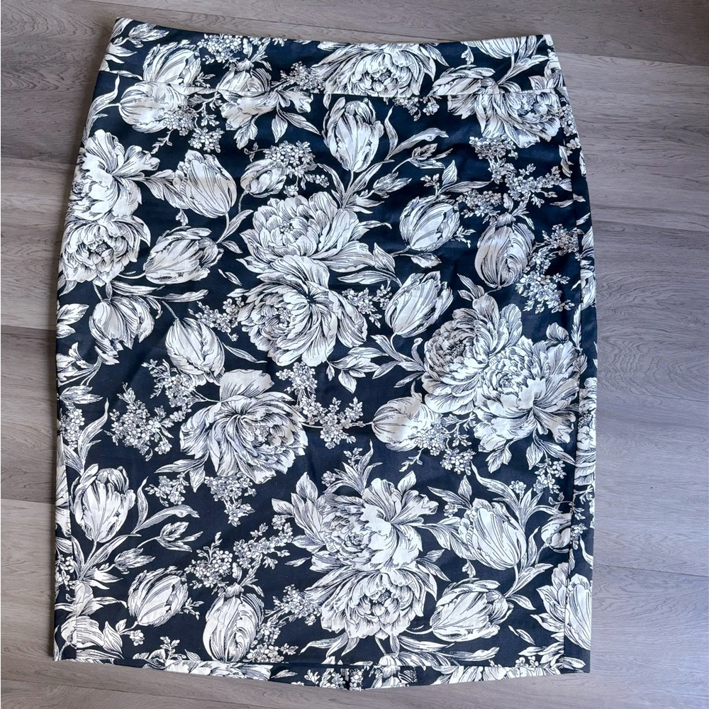 Ann Taylor Floral pencil skirt in white/navy